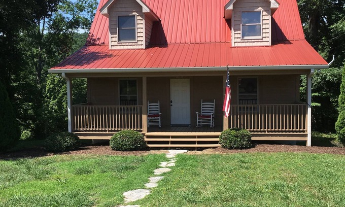 Gordonsville Cabin | Beautiful Cabin on the Caney Fork River