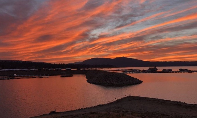 Big Bear Lake House | Beautiful cabin with hot tub! Pet friendly! Cul de sac directly across from lake