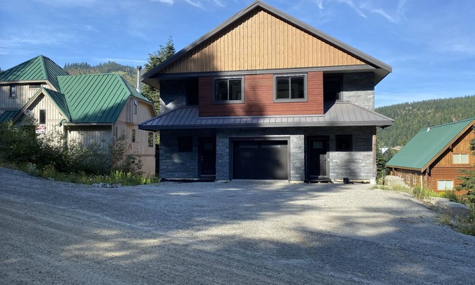 Hemlock Valley House | Beautiful cabin with hot tub, steam room, deck & directly across from ski liftsn
