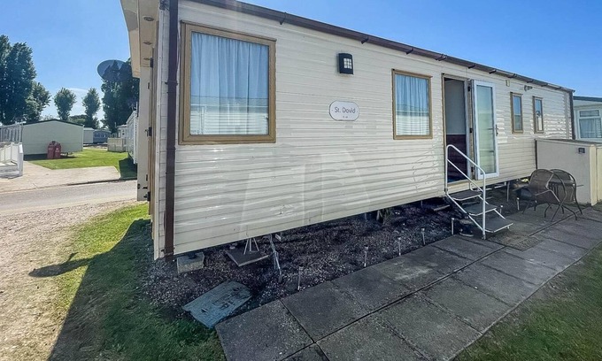 Felixstowe House | Beautiful caravan with WiFi at Felixstowe Beach Holiday Park ref 55001SW