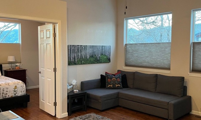 Central Colorado Springs House | Beautiful Carriage House Apartment - Centrally located right near downtown!