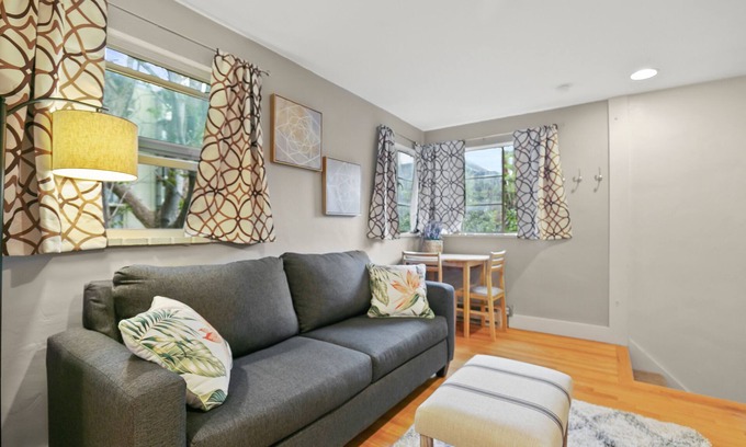 Cheesman Park House | Beautiful Carriage House - Near Botanical Gardens-On site parking