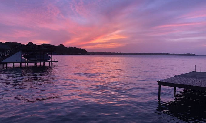 Tool Cottage | Beautiful Cedar Creek Lake Romantic Cottage Lakeside