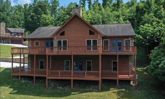 Caryville House | Beautiful cedar home 5 bed 3 bath w/whirlpool tub 2 mile from Twin cove marina