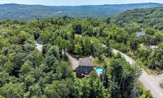 Les Pays-d'en-Haut Regional County Municipality Cottage | Beautiful Chalet located minutes away from ski hills