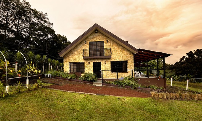 Fraijanes House | Beautiful chalet in Fraijanes, Poás. Just 30 minutes away from SJO Airport.