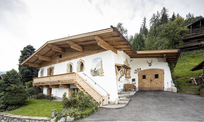 Emberg Ski Chalet | Beautiful chalet in Tyrolean style, high near Zillertalbahn, pets welcome