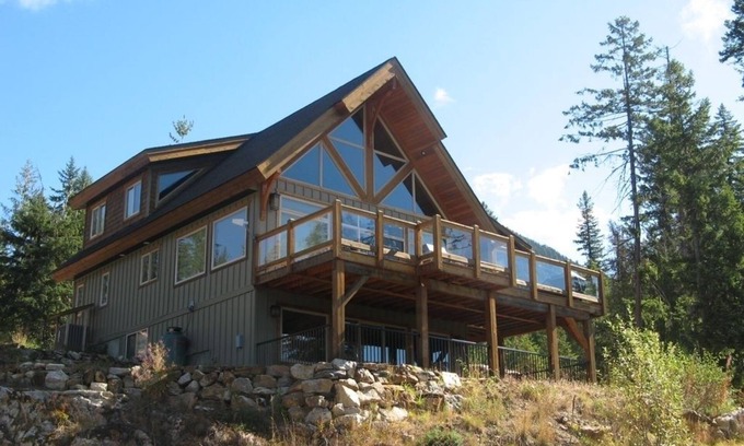 Silverton House | Beautiful Chalet overlooking Slocan Lake! September Special Discounts!