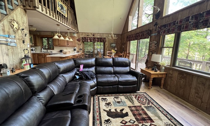 Lake Ariel Ski Chalet | Beautiful chalet with seasonal lake views in The Hideout