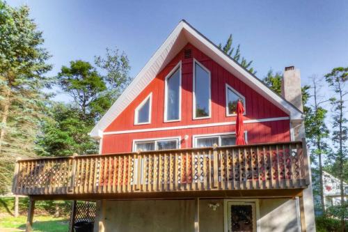 Long Pond Ski Chalet | Beautiful Chalet with Hot Tub & Sauna in Poconos