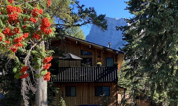 Banff House | Beautiful Chalet with Unbeatable Location in Banff