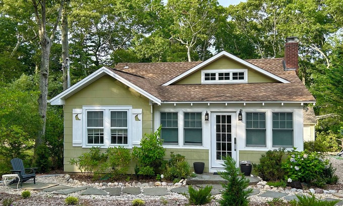 Cutchogue Cottage | Beautiful charming 1930s fully renovated cottage walking distance to the beach!