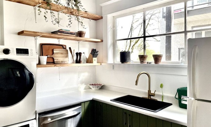 Marpole Apartment | BEAUtifuL Charming high-ceiling Home in Vancouver