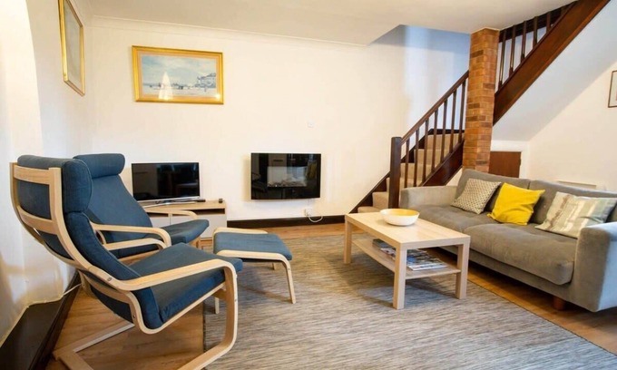 Montpellier House | Beautiful Cheltenham Townhouse, Private Parking