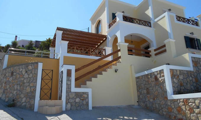 Kamari House | Beautiful, comfortable villa with swimming pool and superb views.