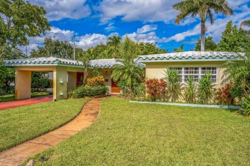 Poinsettia Heights House | Beautiful Comfy Home With Private Hot Tub Close To Beach home