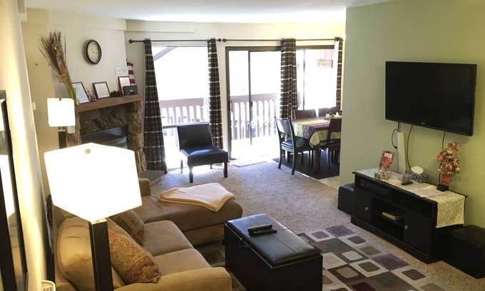 South Lake Tahoe Condo | Beautiful Condo: Close to Lake, Casinos & Restaurants