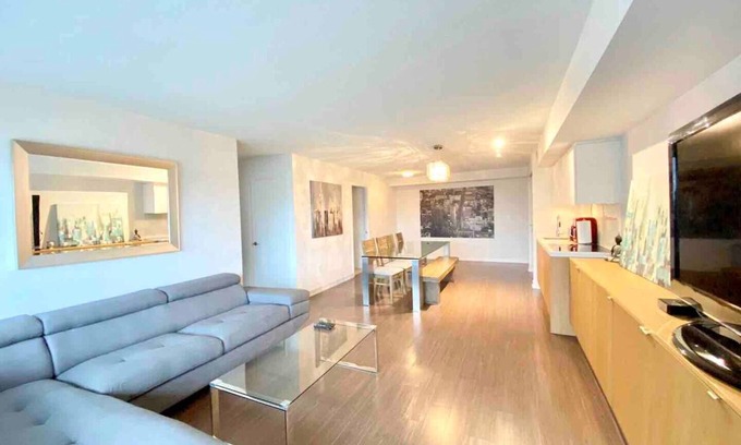 Wellington Place House | Beautiful Condo In Downtown