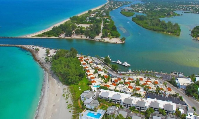 Venice Condo | Beautiful Condo just steps from the pool and beach.