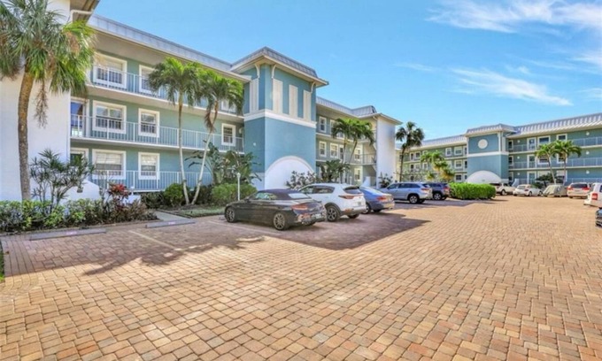 Royal Harbor Condo | Beautiful Condo on Naples Bay