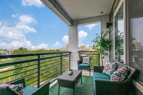 Downtown San Antonio Apartment | Beautiful Condo on Riverwalk w King Ste Free Parking Pet friendly centrally Located on the Riverwalk