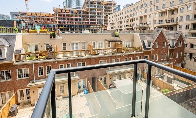 Wellington Place Apartment | Beautiful Condos In the Heart of Downtown by GLOBALSTAY