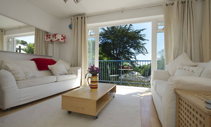 Maenporth Apartment | Beautiful Contemporary Apartment with Parking, 5 minutes walk from the Beach