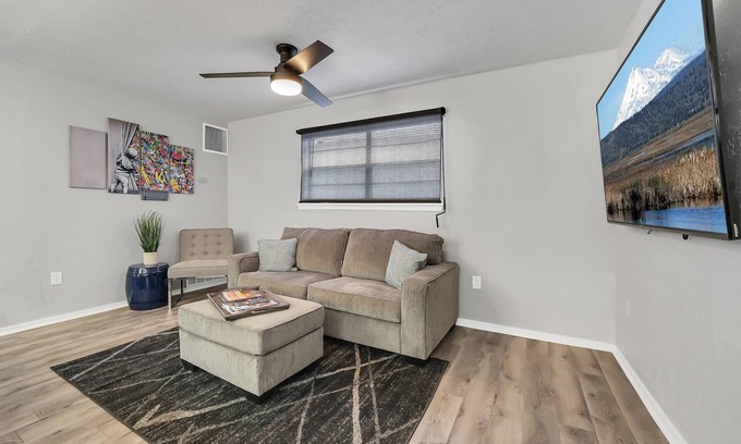 Lawton Apartment | Beautiful Contemporary Suite #05