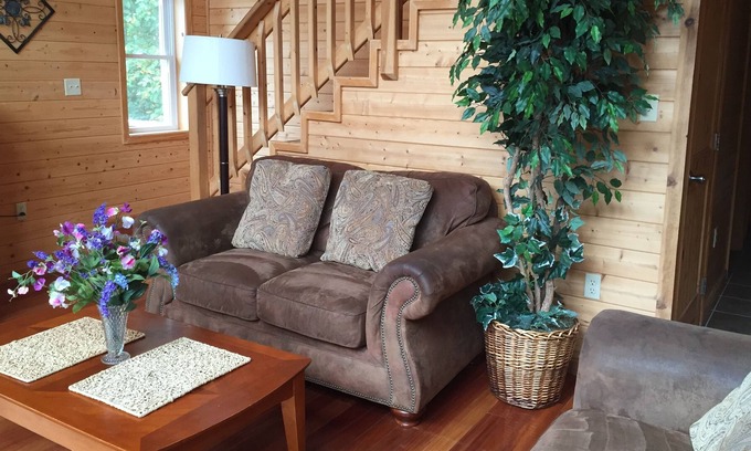 Byrdstown House | Beautiful Contemporary Home, Dale Hollow Lake, Byrdstown, Tiger Lilly