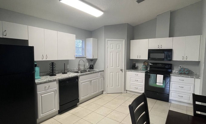 Florida Ridge House | Beautiful Corner House, 10 minutes from the beaches!