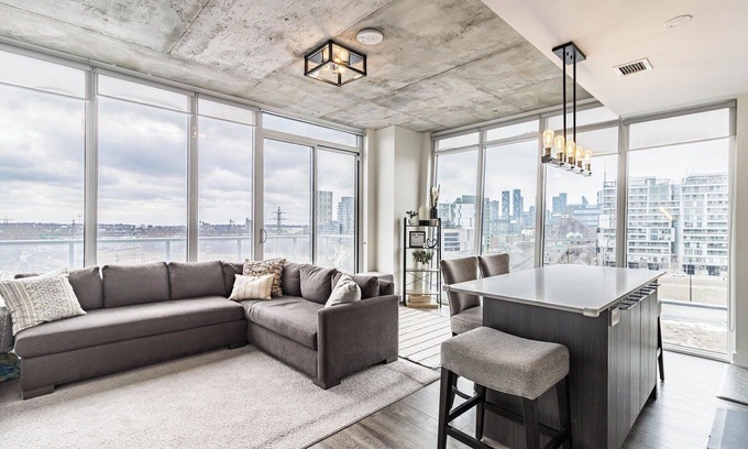 Riverdale Condo | Beautiful corner unit with floor to ceiling windows in prime South Riverdale