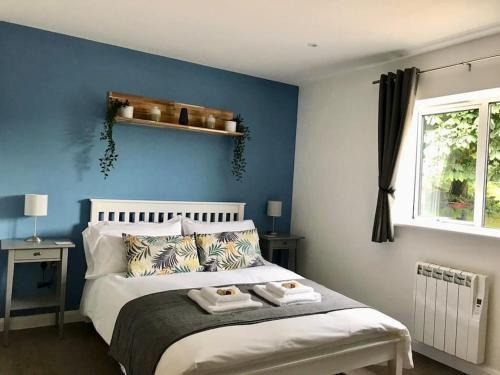 Barrow Gurney House | Beautiful cosy rural retreat with parking!