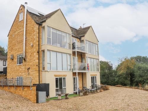 Bourton-on-the-Water Apartment | Beautiful Cotswold View