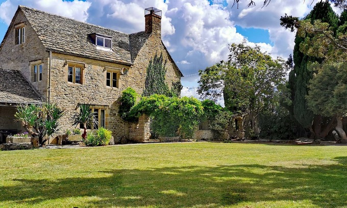 Clanfield Other | Beautiful Cotswolds farm house with period features and a beautiful garden.