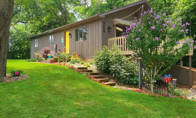 Leesburg Cottage | beautiful cottage by the lake. Relax and enjoy your stay.