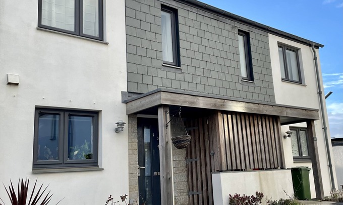 Crantock Cottage | Beautiful Cottage close to the beach w/sunny garden