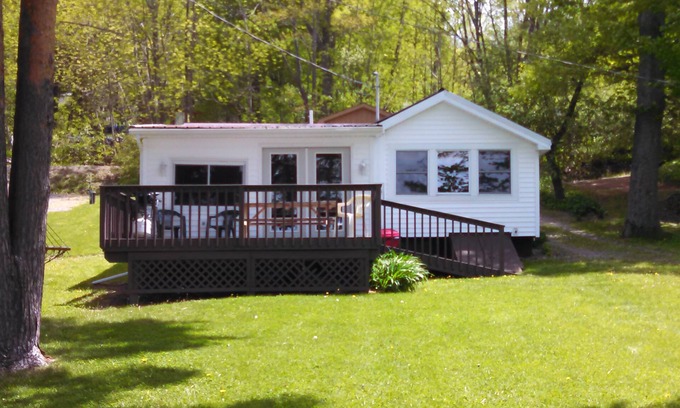 Rushford Lake Cabin | Beautiful cottage in front of the lake
