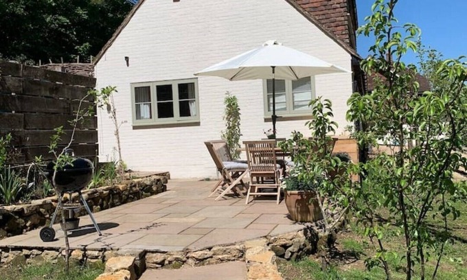 Haslemere Cottage | Beautiful Cottage in the South Downs with Tennis Court and Swimming Pool