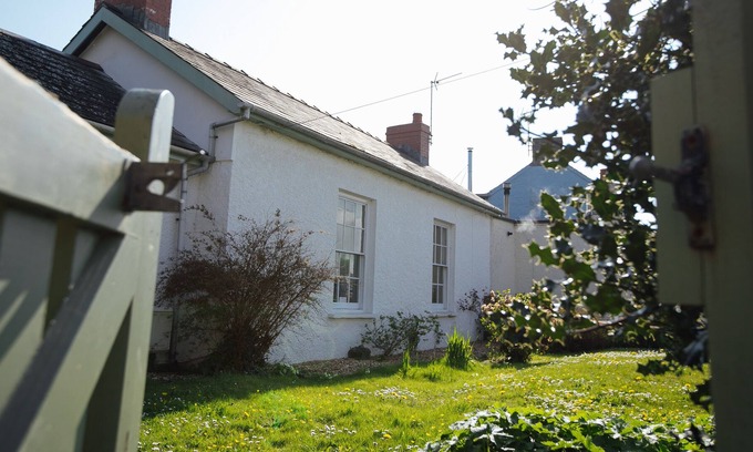 Manorbier Cottage | Beautiful cottage in the heart of Manorbier. Part of the Chateau Manorbier Estate