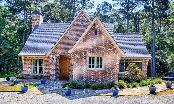 Nesbit Cottage | Beautiful Cottage in the Woods