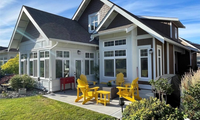 Okanagan-Similkameen Cottage | BEAUTIFUL COTTAGE JUST STEPS FROM THE BEACH nThe cottages on Osoyoos Lake
