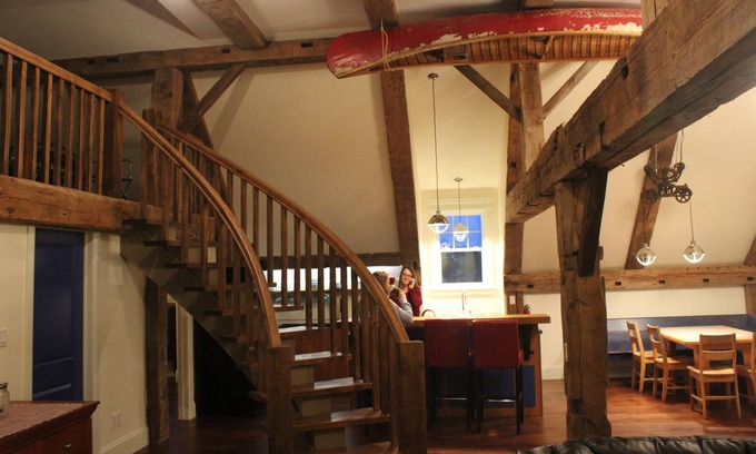 Hamilton House | Beautiful Country Barn Loft Retreat