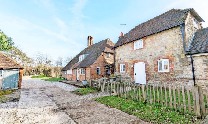 Pulborough Cottage | Beautiful country cottage for four