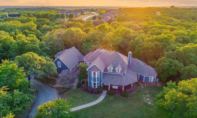 Cross Roads House | Beautiful country getaway. Close to Denton on 3 secluded acres!