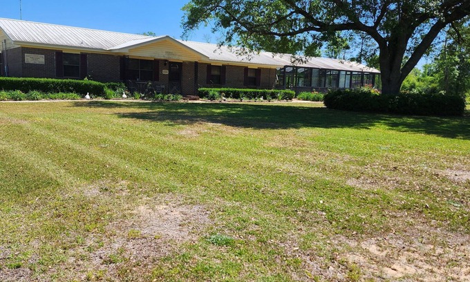 Cottondale House | Beautiful country home in quiet setting. Surrounded by gorgeous gardens.