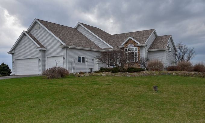 Mount Horeb House | Beautiful Country Home- Sleeps 8