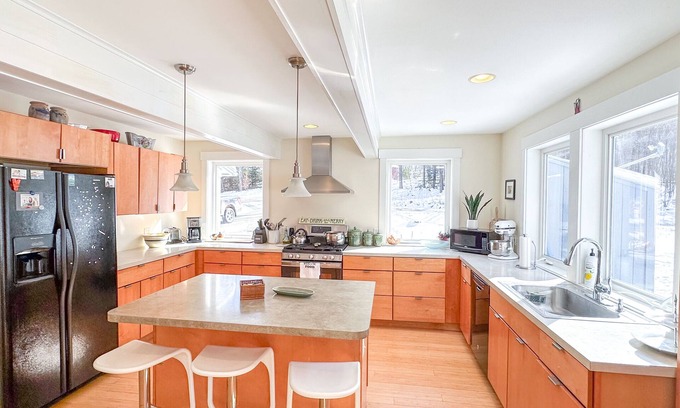 Warren House | Beautiful Country Home with Hot Tub & Pool Table