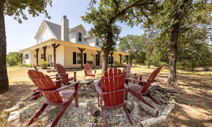 Alvarado House | Beautiful Country Lake House with Pool