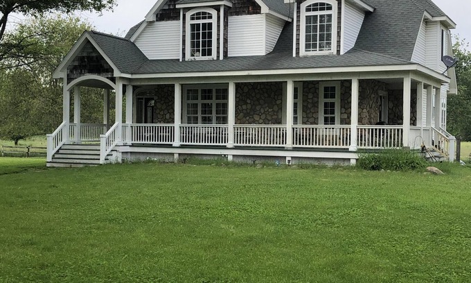 Columbiaville House | Beautiful Country Farm home to many rescue animals