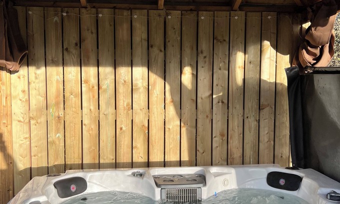 Black Bull House | Beautiful Countryside Home just outside Dublin City with Hot Tub